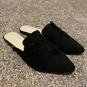 Black Minimalist Pointed Toe Mules